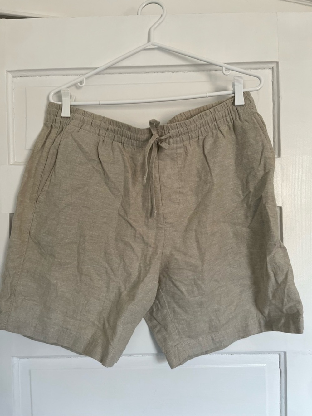 Men's Linen-Blend Flat Front Drawstring Shorts in Light Khaki